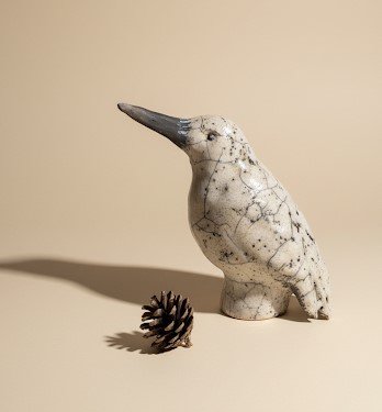 Oiseau en céramique raku, craquelures caractéristiques de la cuisson