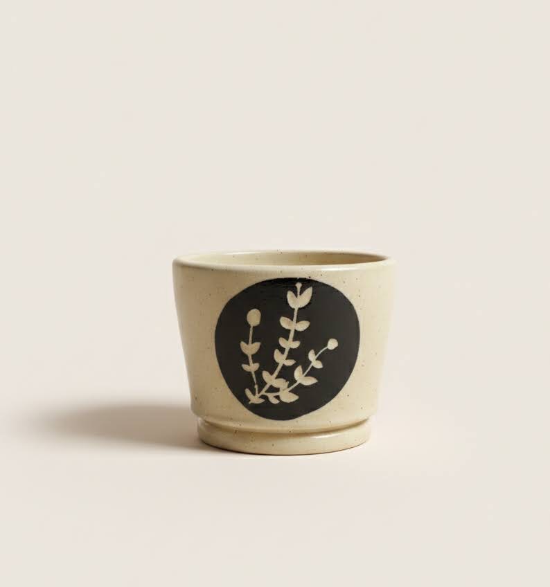 Pièce en grès avec décor sgraffito, motif gravé dans l'engobe