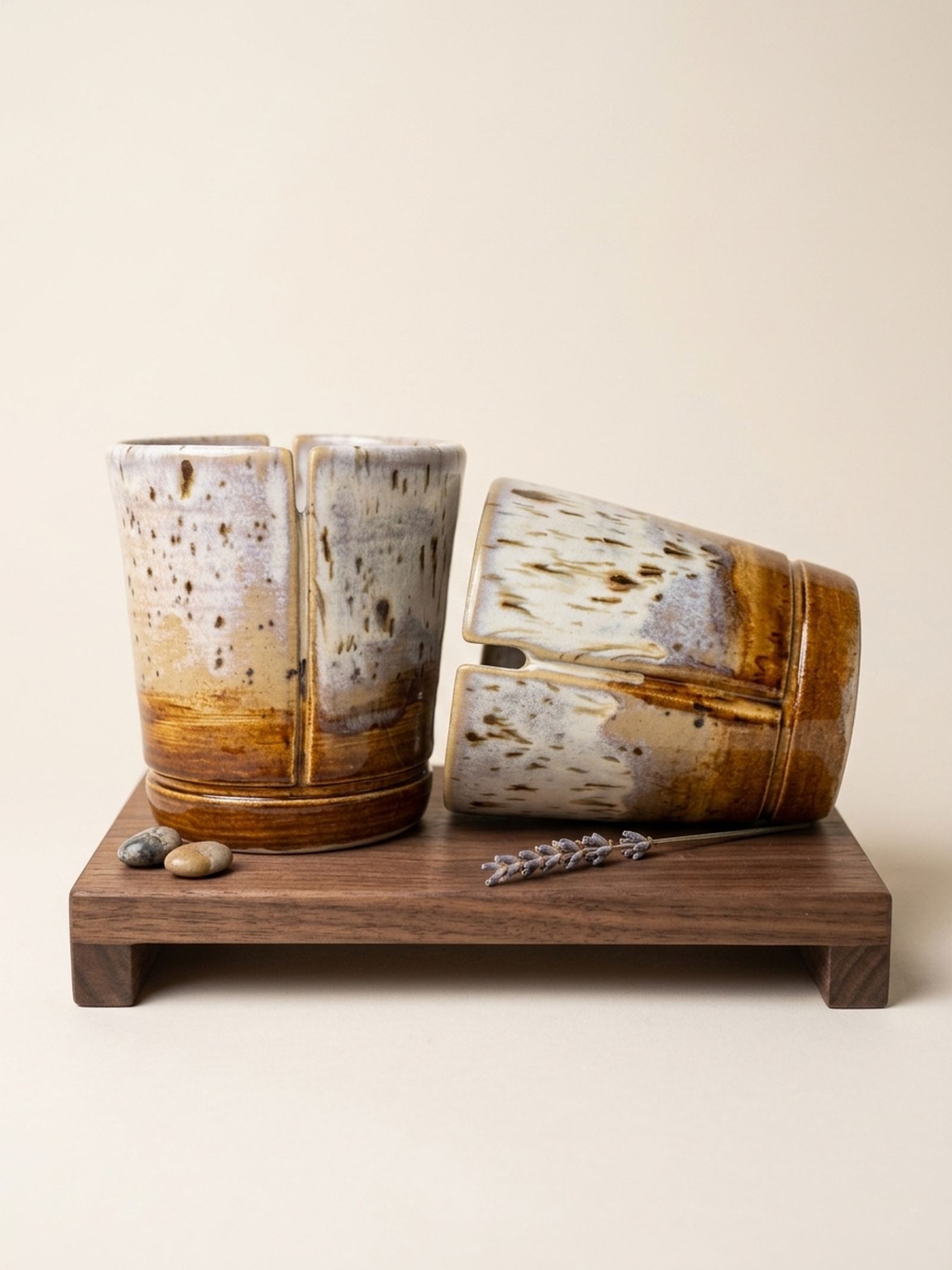 Tasses Jeux d'Émail présentées sur un plateau bois