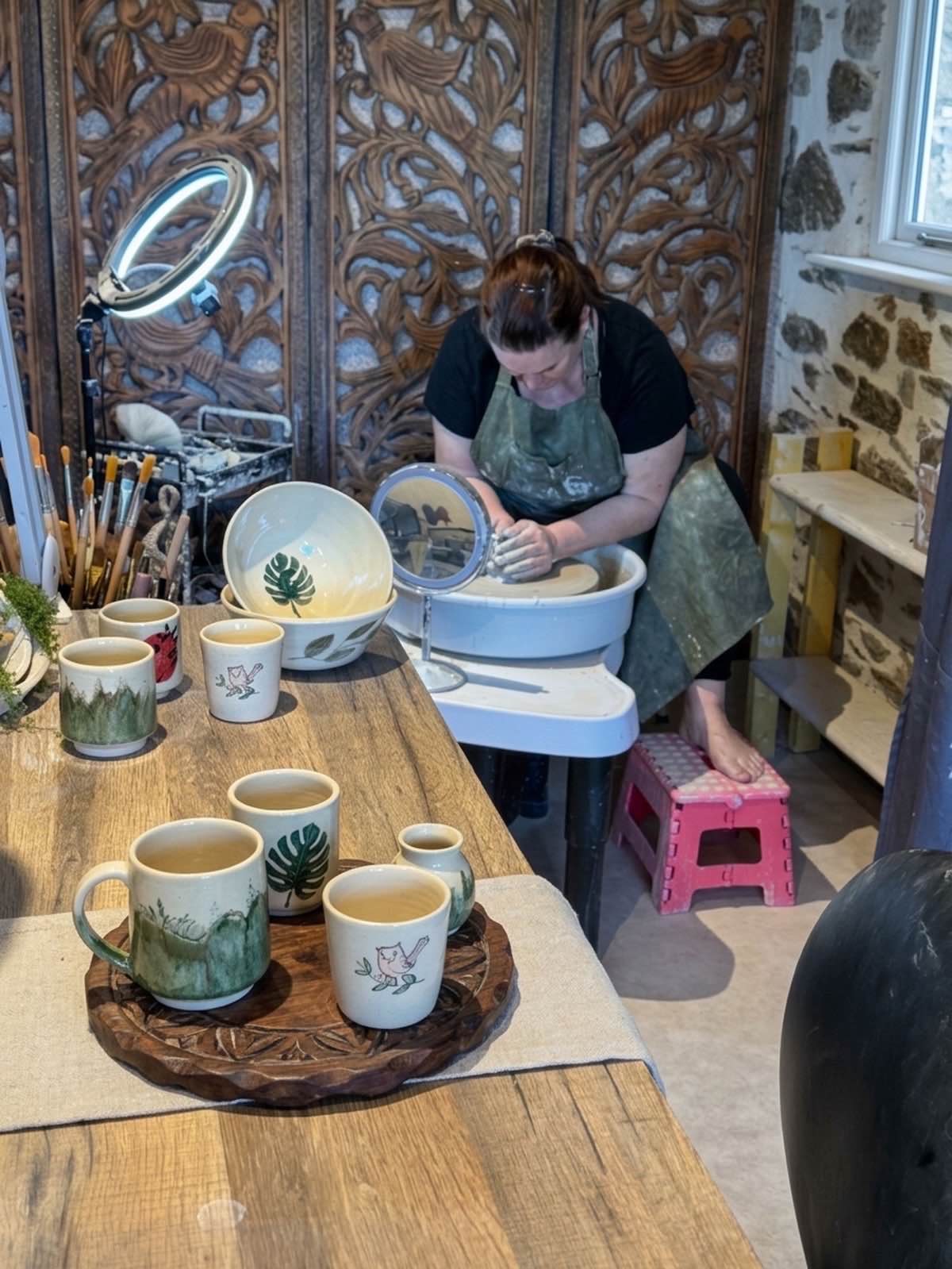 Emmanuelle au tournage, dans son atelier