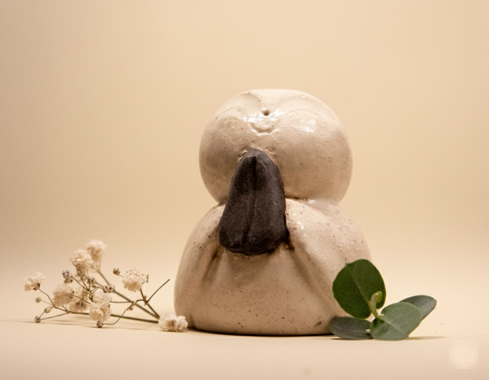 Bouddha Jizô en céramique posé sur du bois flotté
